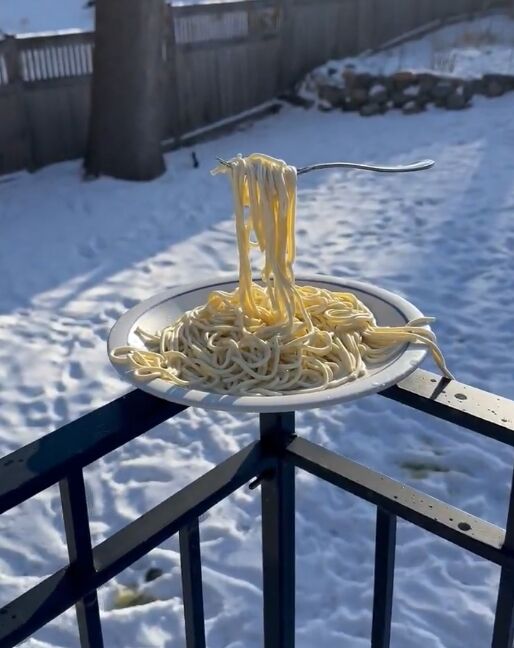 ▲▼ 急凍-30°C!義大利麵瞬間冰封「漂浮半空中」 800萬人看傻 。(圖/翻攝X)