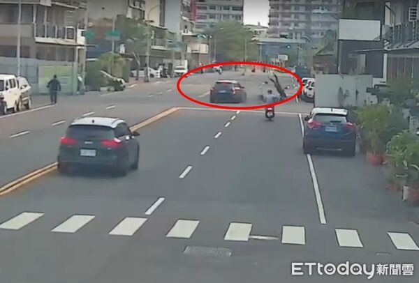 ▲▼高雄騎士遭攔腰撞飛 「翻跟斗」飛一圈手斷了。(圖/記者許宥孺翻攝)