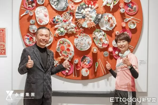 ▲立法委員陳亭妃(右2)與永䥶集團董事長郭晉宏(右1),在台南市美術館館長龔卓軍(左1)陪同下參觀展覽。(圖/永䥶集團提供,下同)