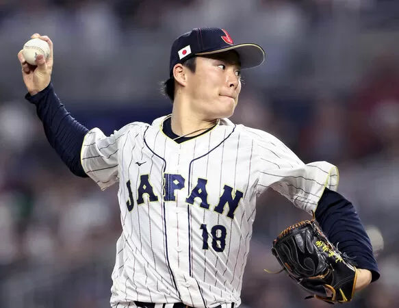 ▲山本由伸(Yoshinobu Yamamoto)、多倫多藍鳥內野手岡本和真。(圖/達志影像/美聯社)