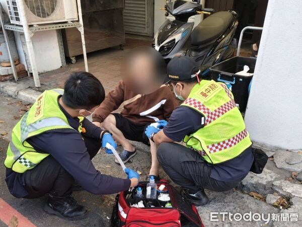 ▲▼台中阿伯過馬路時,不想讓車子久等卻摔慘自己。(圖/民眾提供,下同)