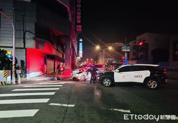 ▲台南市警四分局華平派出所員警清晨巡邏時,發現沈男違規紅燈右轉,攔查遭拒後一路逃逸,沈男自撞民宅受傷送醫,酒測值高達0.85mg/l。(記者林東良翻攝,下同)