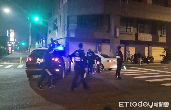 ▲台南市警四分局華平派出所員警清晨巡邏時,發現沈男違規紅燈右轉,攔查遭拒後一路逃逸,沈男自撞民宅受傷送醫,酒測值高達0.85mg/l。(記者林東良翻攝,下同)