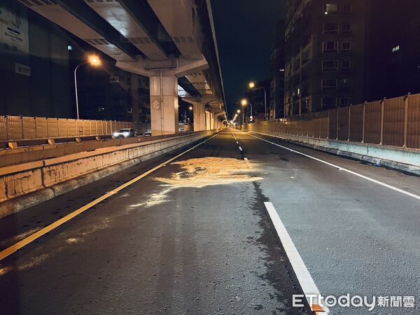 ▲▼新北台64線死亡車禍,醉男遭多元計程車運將丟包車道,被4車輾斃慘死。(圖/記者陸運陞翻攝)