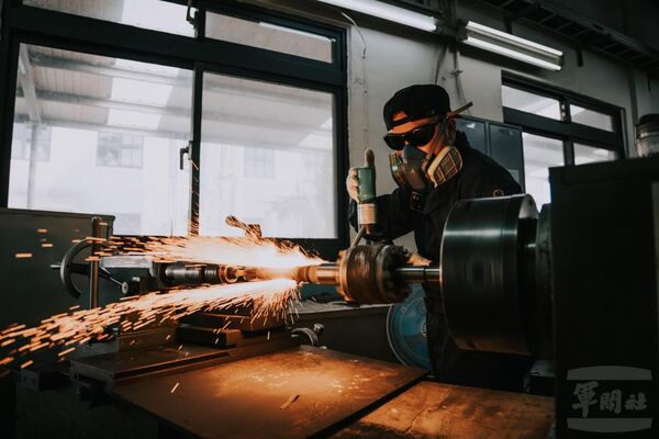 ▲▼官兵進行噴鋼作業,翻新已磨損零件。(圖/軍聞社)