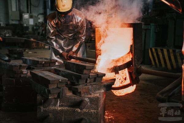 ▲▼官兵將滾燙鐵水鑄造成各式部件。(圖/軍聞社)