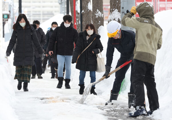▲▼ 日本北海道札幌降下大雪。(圖/達志影像/美聯社)