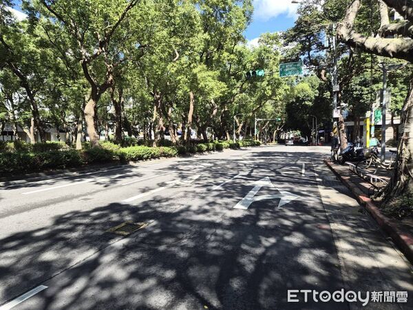 ▲北市敦化南路安和路口送餐員與老婦人騎車擦撞,警方調閱路過車輛行車紀錄器釐清案情。(圖/記者張君豪翻攝)