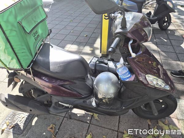 ▲北市敦化南路安和路口送餐員與老婦人騎車擦撞,警方調閱路過車輛行車紀錄器釐清案情。(圖/記者張君豪翻攝)