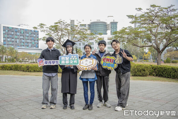 ▲嘉南藥理大學為職業安全衛生系學生史素娟舉辦微型畢業典禮,校長張翊峰(中)與師長合影祝賀,見證提前畢業重要時刻。(記者林東良翻攝,下同)