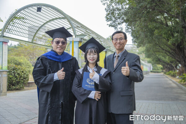 ▲嘉南藥理大學為職業安全衛生系學生史素娟舉辦微型畢業典禮,校長張翊峰(中)與師長合影祝賀,見證提前畢業重要時刻。(記者林東良翻攝,下同)