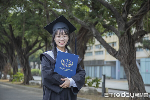 ▲嘉南藥理大學為職業安全衛生系學生史素娟舉辦微型畢業典禮,校長張翊峰(中)與師長合影祝賀,見證提前畢業重要時刻。(記者林東良翻攝,下同)