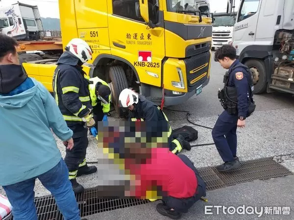 ▲基隆市七堵區明德三路26日下午發生車禍,一名傷著受困車底,肢體變形送醫。(圖/記者郭世賢翻攝)