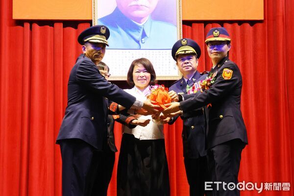 ▲▼ 嘉義市政府警察局卸、新任分局長聯合交接典禮 黃敏惠市長期勉新任分局長全力以赴 打造有溫度的戰鬥團隊 。(圖/嘉義市政府提供)
