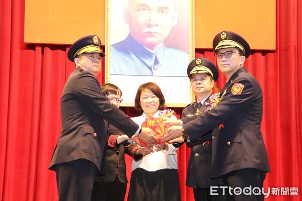 ▲▼ 嘉義市政府警察局卸、新任分局長聯合交接典禮 黃敏惠市長期勉新任分局長全力以赴 打造有溫度的戰鬥團隊 。(圖/嘉義市政府提供)