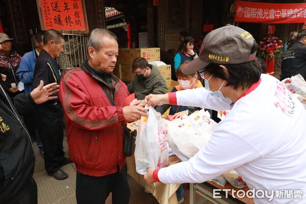 ▲▼ 歲末寒冬送暖 新港奉天宮臘八關懷活動 。(圖/新港奉天宮提供)