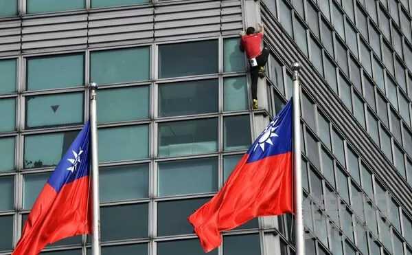 霍諾德徒手攀登台北101外牆,展示極限的高度專注;心理師張榮斌與體育評論家體育大叔在社群平台解析其攀登背後的心理與勇氣意義。(鏡報攝影組攝)