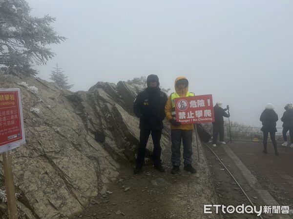 ▲▼為了改善攀爬岩壁亂象,太管處已在現場設立中英文告示牌,並不定時前往現場舉牌勸導。(圖/太管處提供,下同)
