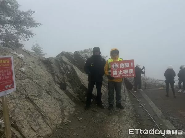 ▲▼為了改善攀爬岩壁亂象,太管處已在現場設立中英文告示牌,並不定時前往現場舉牌勸導。(圖/太管處提供,下同)