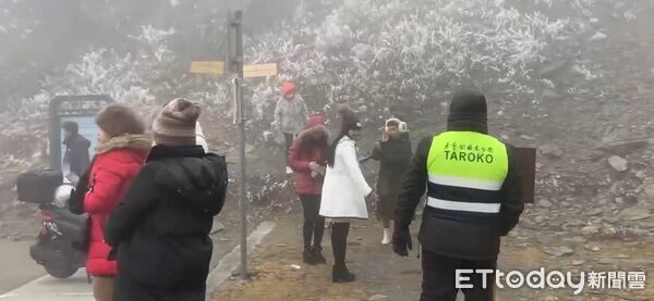 ▲▼為了改善攀爬岩壁亂象,太管處已在現場設立中英文告示牌,並不定時前往現場舉牌勸導。(圖/太管處提供,下同)