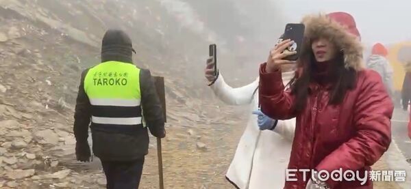 ▲▼為了改善攀爬岩壁亂象,太管處已在現場設立中英文告示牌,並不定時前往現場舉牌勸導。(圖/太管處提供,下同)