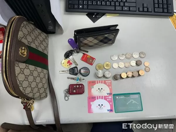 ▲▼警方搜出孫生媽媽竊取的精品包,內有現金、提款卡及鑰匙等物 。(圖/記者陳以昇翻攝)