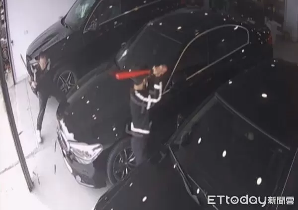 ▲▼陳、楊2男手持球棒狂砸車行內多部車輛。(圖/記者楊熾興翻攝、下同)