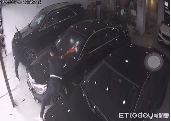 ▲▼陳、楊2男手持球棒狂砸車行內多部車輛。(圖/記者楊熾興翻攝、下同)