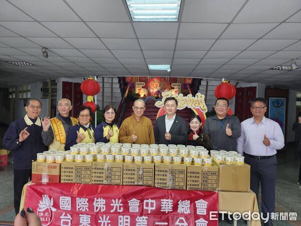 ▲佛光山日光寺以臘八粥向台東警致敬。(圖/記者楊晨東翻攝)