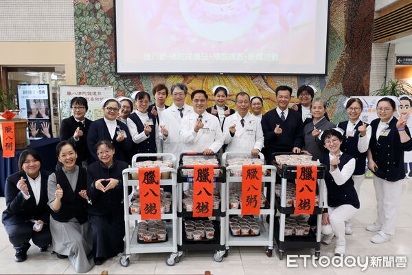 ▲▼花蓮慈院院長林欣榮、副院長吳彬安等親手將熱騰騰的臘八粥送到民眾手中,與大家分享佛陀成道的喜悅。(圖/慈濟醫學中心提供,下同)