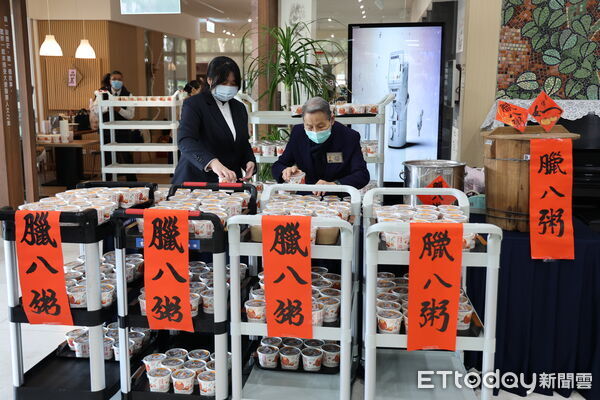 ▲▼花蓮慈院院長林欣榮、副院長吳彬安等親手將熱騰騰的臘八粥送到民眾手中,與大家分享佛陀成道的喜悅。(圖/慈濟醫學中心提供,下同)