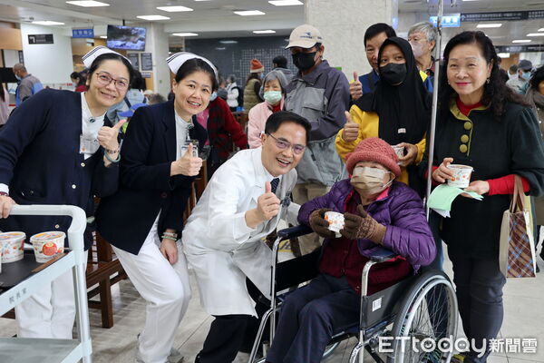 ▲▼花蓮慈院院長林欣榮、副院長吳彬安等親手將熱騰騰的臘八粥送到民眾手中,與大家分享佛陀成道的喜悅。(圖/慈濟醫學中心提供,下同)