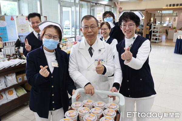 ▲▼花蓮慈院院長林欣榮、副院長吳彬安等親手將熱騰騰的臘八粥送到民眾手中,與大家分享佛陀成道的喜悅。(圖/慈濟醫學中心提供,下同)