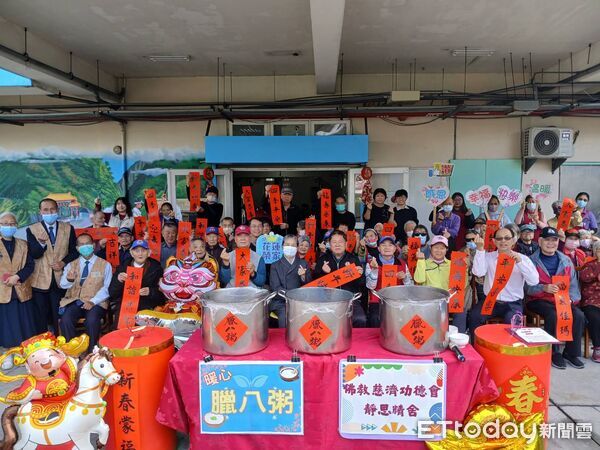 ▲▼花蓮慈院院長林欣榮、副院長吳彬安等親手將熱騰騰的臘八粥送到民眾手中,與大家分享佛陀成道的喜悅。(圖/慈濟醫學中心提供,下同)