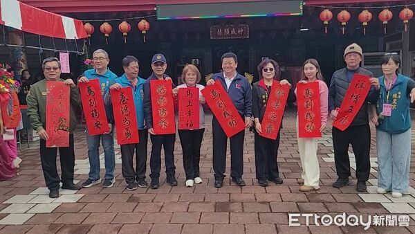 ▲台東鹿野警走入宮廟宣講防詐交安。(圖/記者楊晨東翻攝)