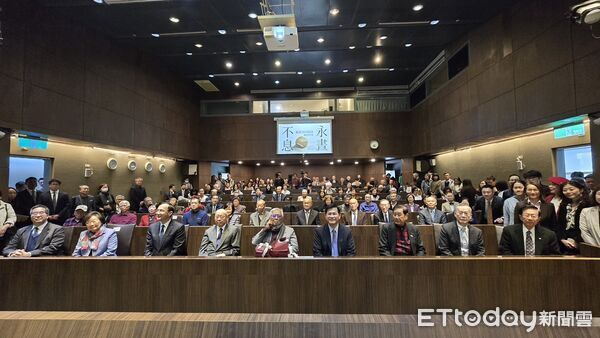 ▲▼前外交部長、總統府秘書長的楊進添(第一排左5)新書《永晝不息--楊進添回憶錄》26日下午於外交部外交及國際事務學院舉辦新書發表會,包括外交部長林佳龍,與歷屆部長錢復、田弘茂、簡又新、陳唐山、林永樂、李大維,以及國民黨前主席朱立倫、國民黨副主席蕭旭岑,和多名退休外交官及其家屬都親臨致意。(圖/記者詹詠淇攝)