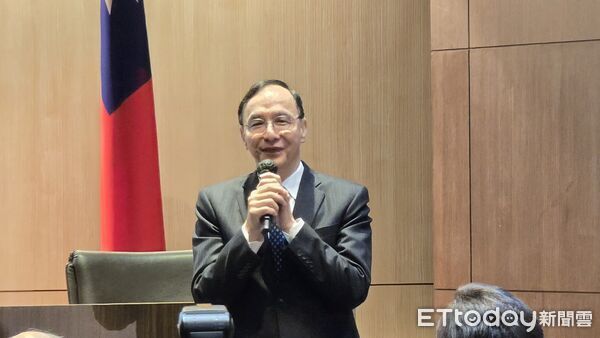 ▲▼國民黨前主席朱立倫出席前外交部長、總統府秘書長的楊進添新書《永晝不息--楊進添回憶錄》26日下午於外交部外交及國際事務學院舉辦新書發表會。(圖/記者詹詠淇攝)