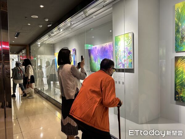 ▲《春光竹影-陳正隆當代水墨創作個展》於中友時尚藝廊展出,展場以光影與留白營造沉靜氛圍。(圖/記者游瓊華翻攝)