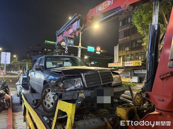 ▲26日晚間北市民權大橋西行方向發生4車追撞意外。(圖/記者張君豪翻攝)