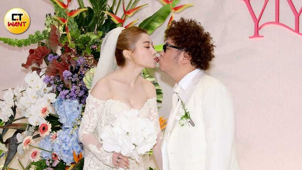 獨家直擊!最美孕婦依依挺肚逛大街 老公納豆貼心守候一路陪伴