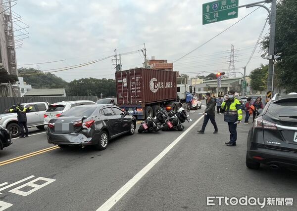 ▲苗栗縣三義鄉八股路昨傍晚發生連環碰撞事故,造成1名女駕駛受傷,警方2部重型機車也被追撞。(圖/記者楊永盛翻攝)