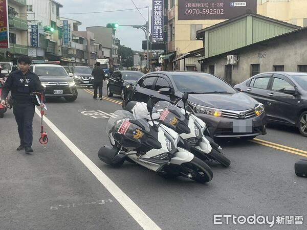 ▲苗栗縣三義鄉八股路昨傍晚發生連環碰撞事故,造成1名女駕駛受傷,警方2部重型機車也被追撞。(圖/記者楊永盛翻攝)