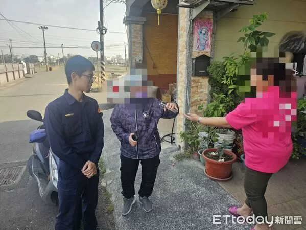 ▲東港警方陪同謝婦找到手機。(圖/記者陳崑福翻攝)