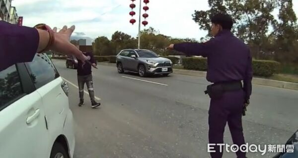 ▲▼ 花蓮男偷開母親的轎車,警方到場圍捕還持刀揮舞拒捕 。(圖/記者王兆麟翻攝,下同)