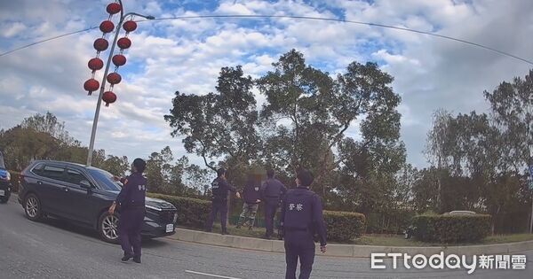 ▲▼ 花蓮男偷開母親的轎車,警方到場圍捕還持刀揮舞拒捕 。(圖/記者王兆麟翻攝,下同)