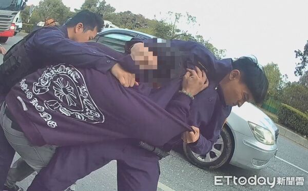 ▲▼ 花蓮男偷開母親的轎車,警方到場圍捕還持刀揮舞拒捕 。(圖/記者王兆麟翻攝,下同)