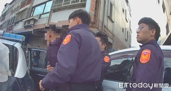 ▲▼ 花蓮男偷開母親的轎車,警方到場圍捕還持刀揮舞拒捕 。(圖/記者王兆麟翻攝,下同)