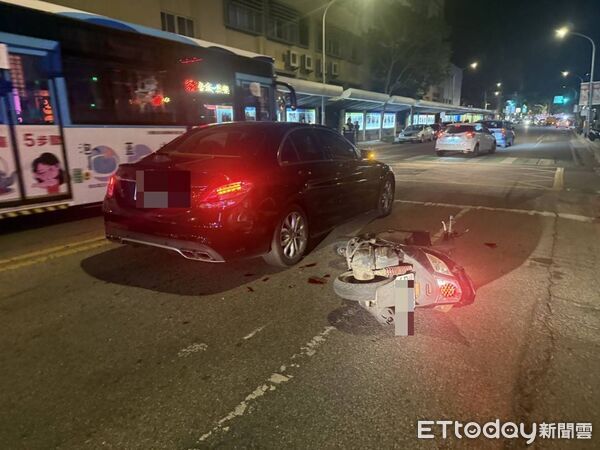 ▲▼金門金城鎮發生停車禮讓行人遭後方機車追撞車禍事故。(圖/金門縣警察局金城分局提供)