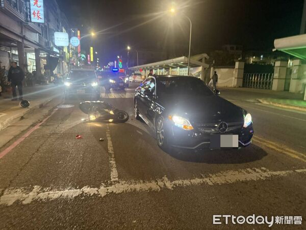 ▲▼金門金城鎮發生停車禮讓行人遭後方機車追撞車禍事故。(圖/金門縣警察局金城分局提供)