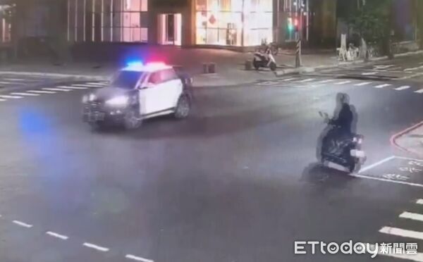 ▲▼高雄騎士闖紅燈。(圖/記者許宥孺翻攝)